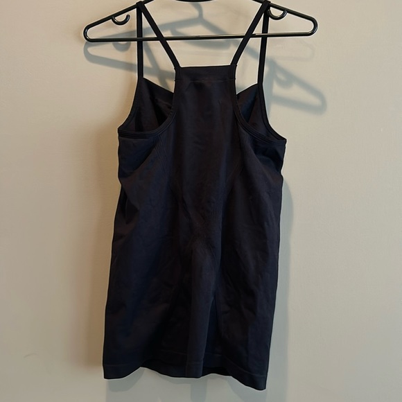 NWOT, Nux, women’s athletic cami, shelf bra, textured pattern - Picture 4 of 7